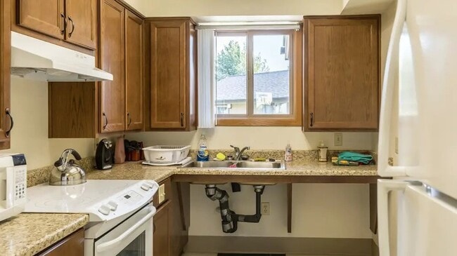 Building Photo - 220 Holiday Ln