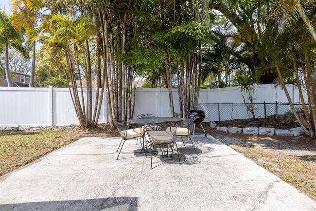 Building Photo - 711 Bayshore Dr