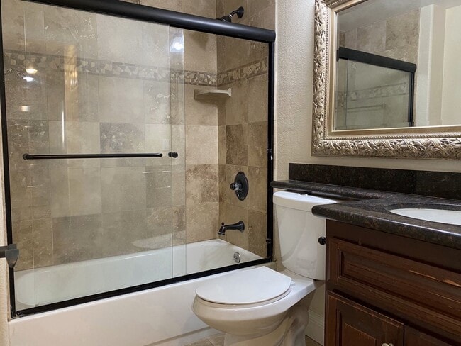 Building Photo - Fantastic Centrally Located Condo