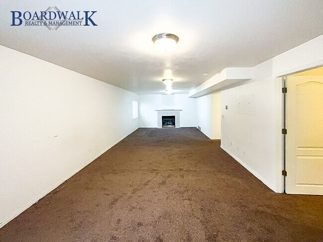 Building Photo - Beautiful Home with Mountain Views & Prime Location in Sandy