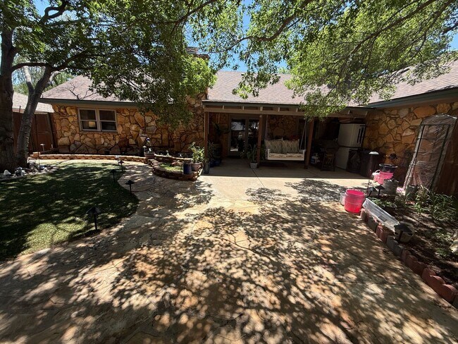 Building Photo - Available July 1st! 3/2/2 in Preston Smith