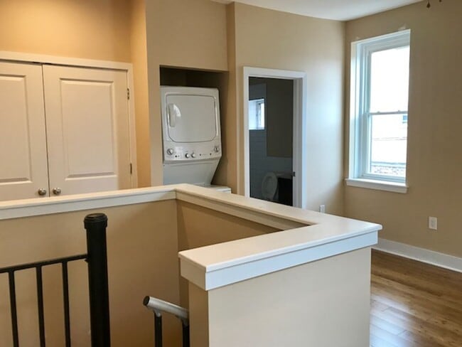 Building Photo - 1527 W Porter St