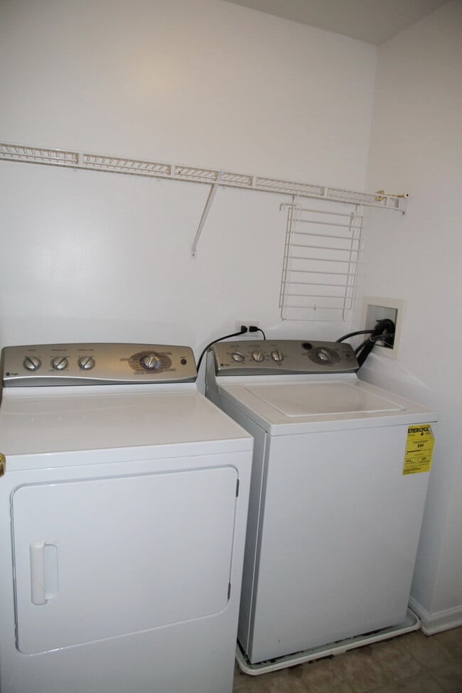 Building Photo - 2723 Whitehall Ln