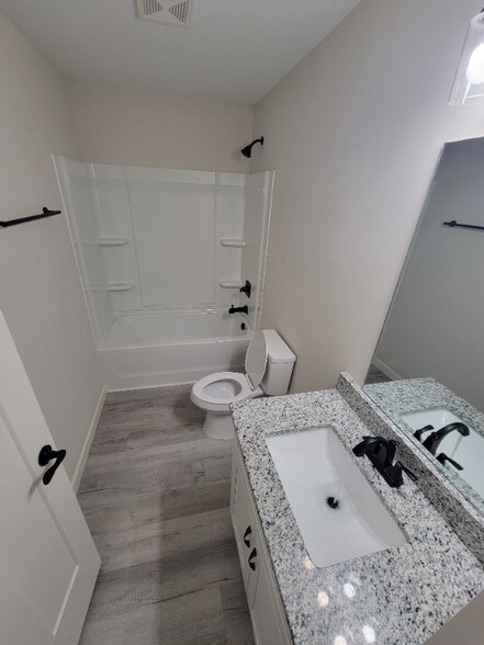 Building Photo - 823 31st St SW