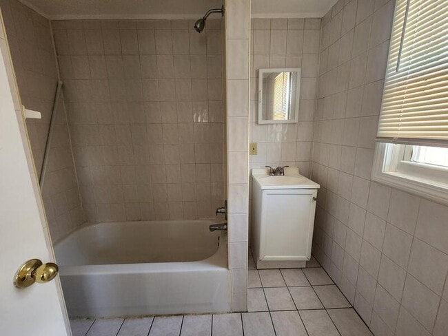 Building Photo - 17 Lagrange Ave