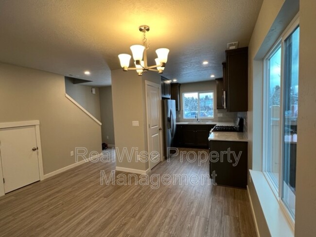 Building Photo - 675 NE Brookstone Dr