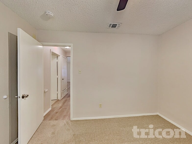 Building Photo - 802 Wind Brooke Dr