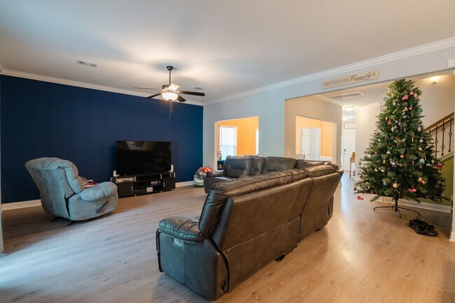 Building Photo - Spacious 4 Bed, 4 Bath
