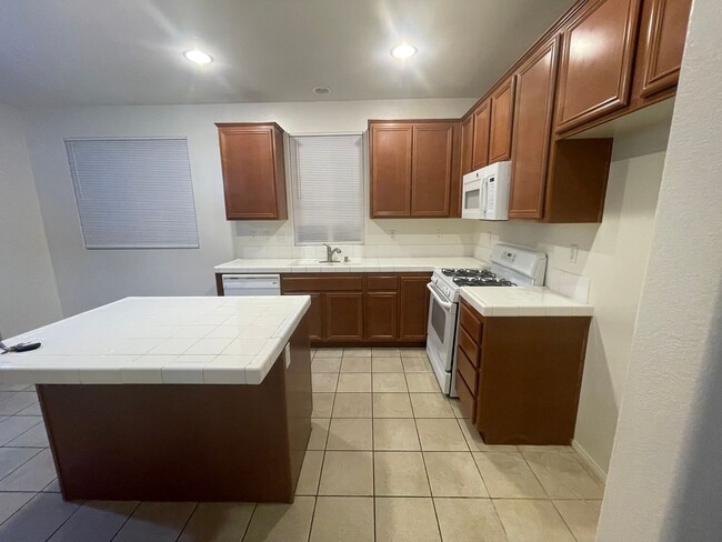 Building Photo - Hesperia- 3 Bedrooms, 2 bathrooms, New pai...