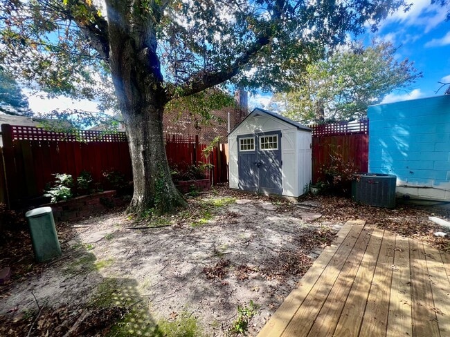 Building Photo - Three-bedroom, two-and-a-half bathrooms in Pembroke Meadows!