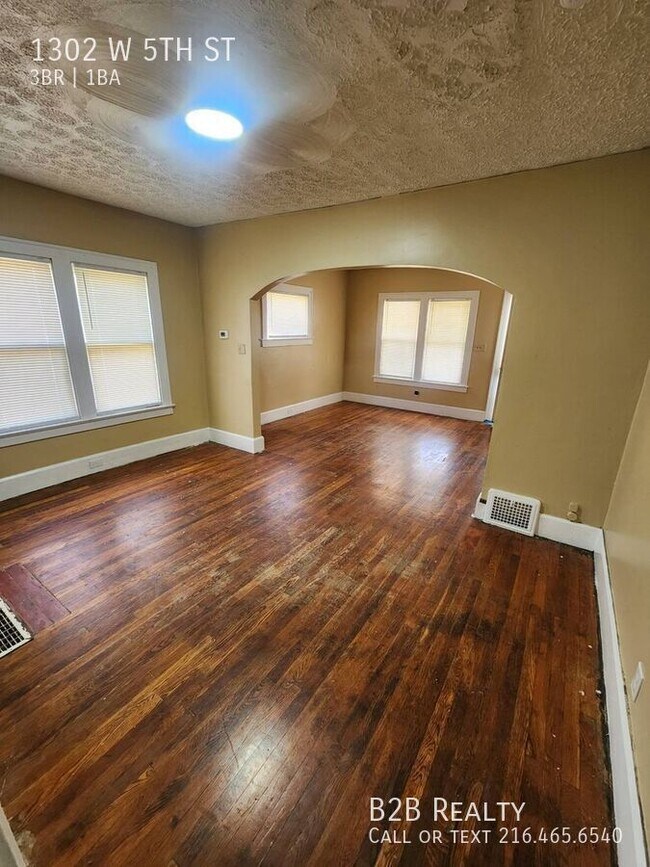 Building Photo - 1302 W 5th St