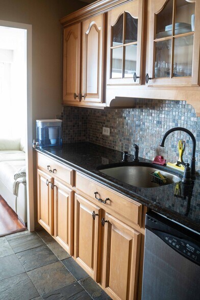 Building Photo - 6157 N Sheridan Rd