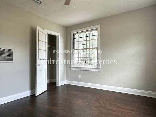 Building Photo - 562 W 49th St