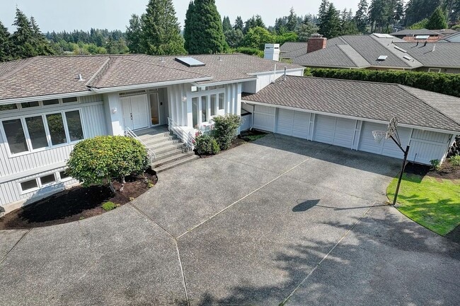 Building Photo - Clyde Hill Home
