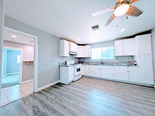 Building Photo - 4 bed with Dual master bedrooms and Solar ...