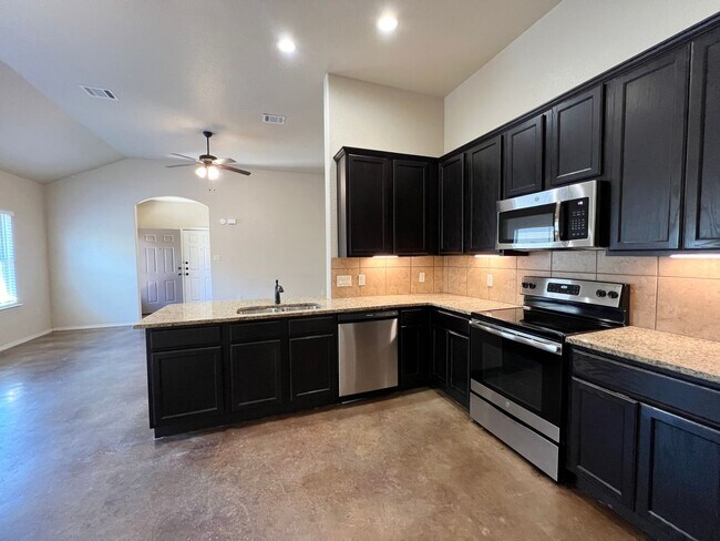 Building Photo - Luxury 3/2 duplex in NBTX
