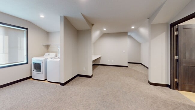 Building Photo - 6 bed 2 bath top unit !