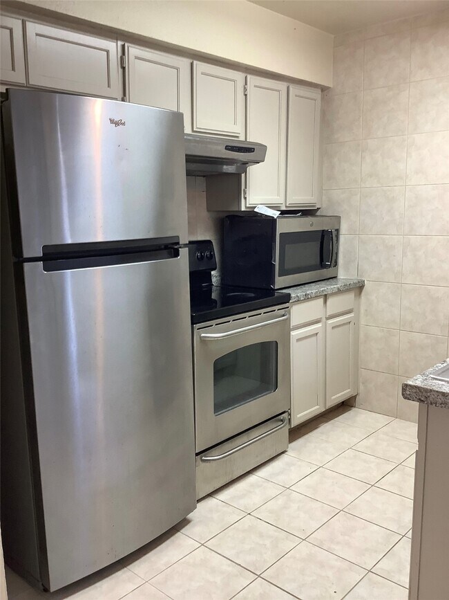 Building Photo - 6310 S Briar Bayou Dr