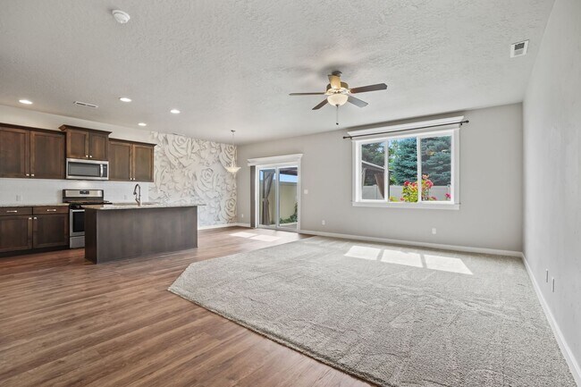 Building Photo - Beautiful 3bd/2.5ba Home w/Office Space & Bonus Loft