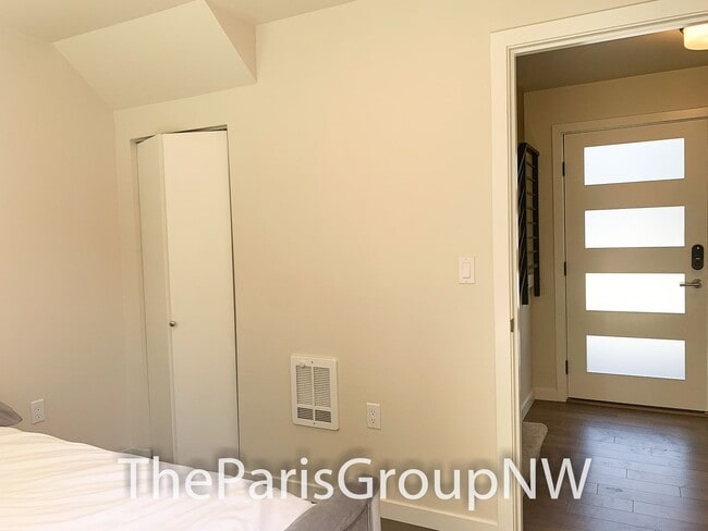 Building Photo - Modern Madrona 3BR TH * A/C!!* Big Open Sp...