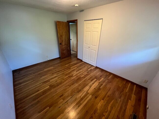 Building Photo - 11828 Monroe Cir NE