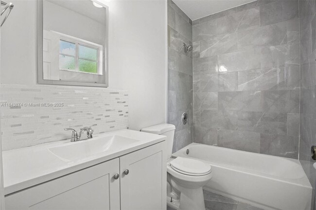 Building Photo - 980 SW 6th Pl