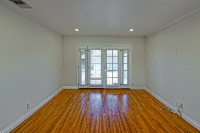Building Photo - CHARMING, BRIGHT & AIRY HOME ON LARGE CORN...