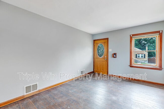 Building Photo - 7035 Plainview Ave
