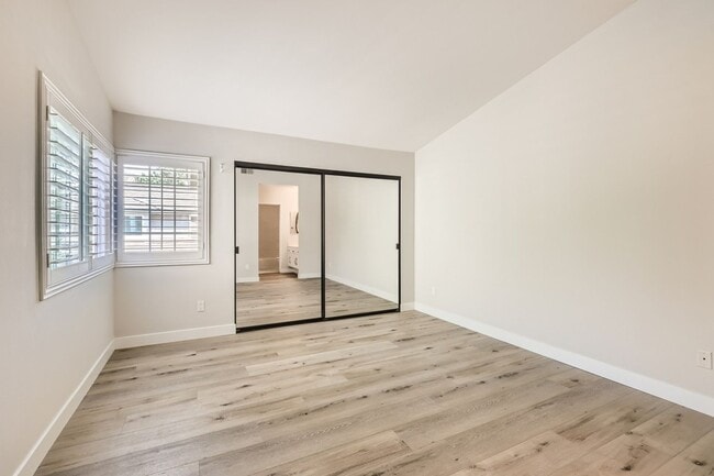 Building Photo - Beautifully Remodeled Townhome in the Cambria Community – Del Mar Heights