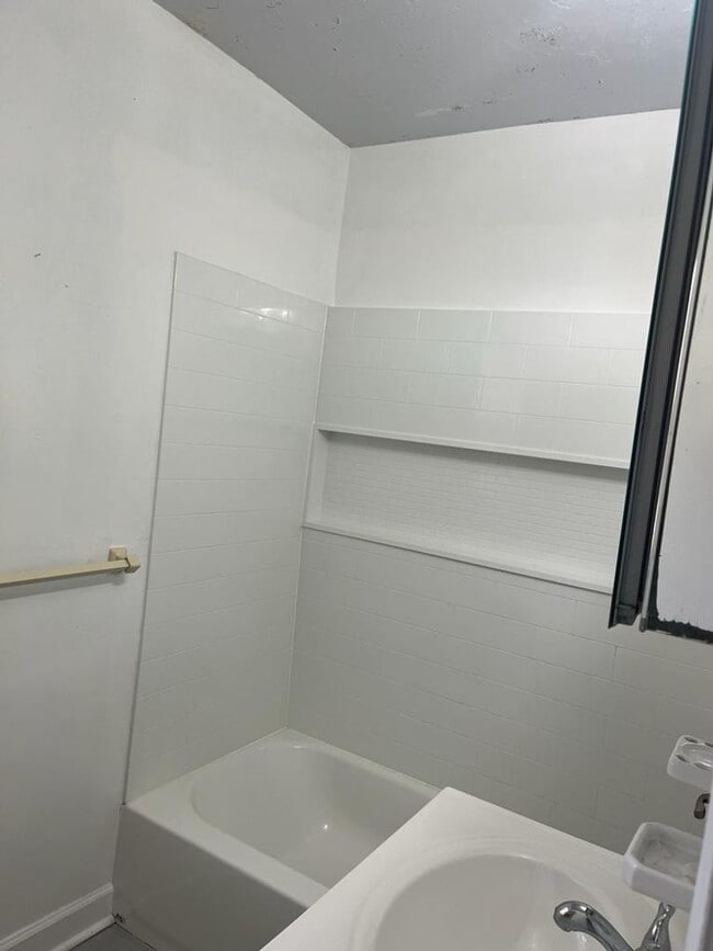 Building Photo - 3 bed/ 1 bath house, fenced-in yard! Avail...