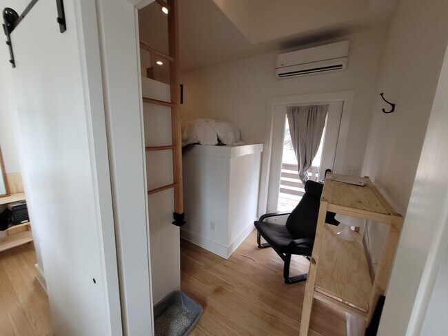 Half-bedroom - 35 Fulton St