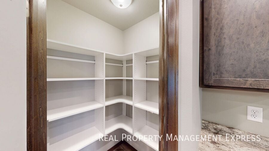 Building Photo - Bright, Spacious, and Move-In Ready 2-Bedr...