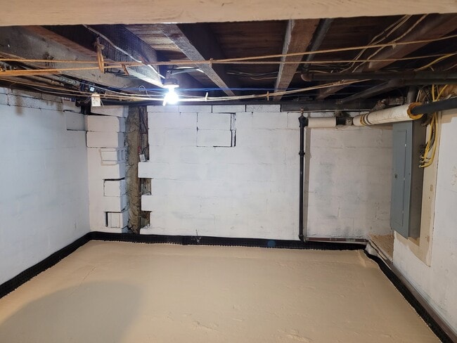 Building Photo - 21 Cook St