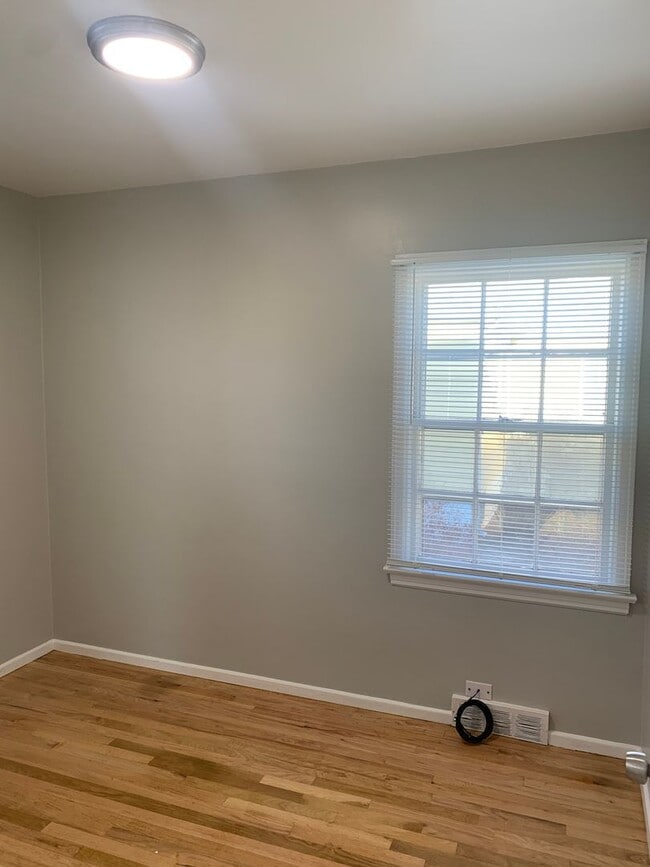 Building Photo - 2 BEDROOM, 1 BATHROOM APARTMENT