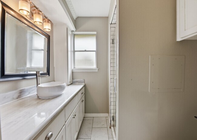 Building Photo - 7215 Ridge Oak Dr