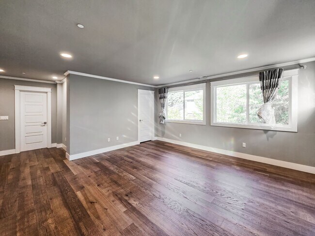 Building Photo - Modern 5-Bedroom Kirkland Home with Solar ...