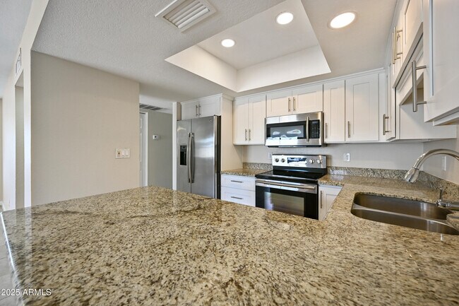 Building Photo - 6943 E Earll Dr