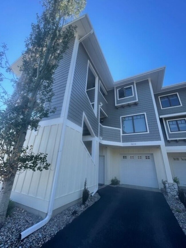 2 br, 2.5 bath House 2024 Marina Court 2024 Marina Ct Bigfork MT