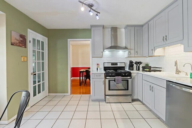 Building Photo - 750 SE Maynard Rd