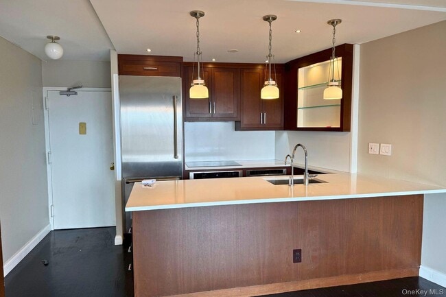 Building Photo - 25-40-40 Shore Blvd