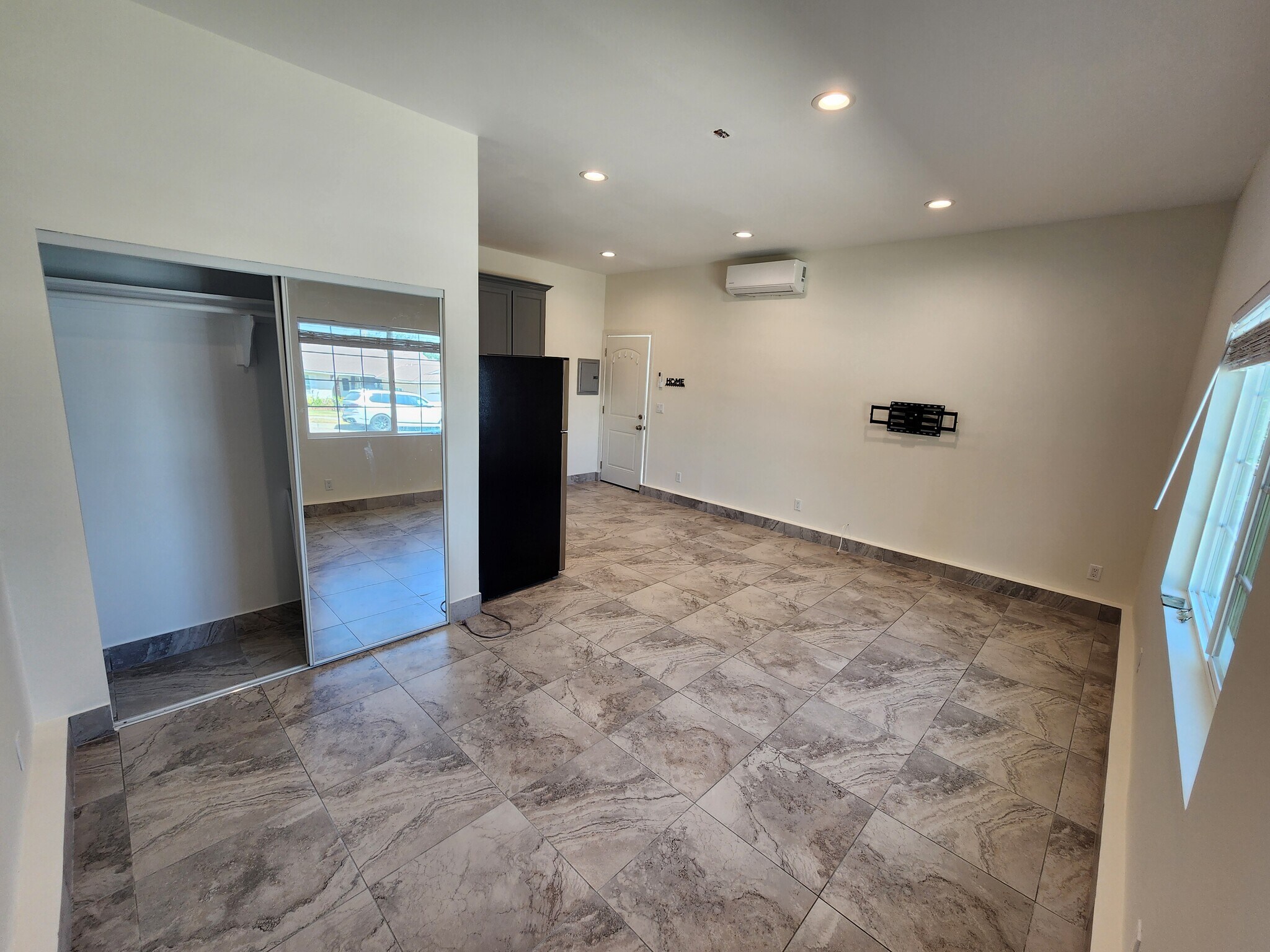 Building Photo - 9852 Cabanas Ave