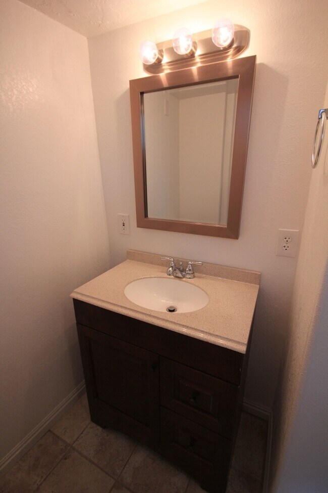Building Photo - Cute 2 Bed/1 Bath Basement Apartment super...