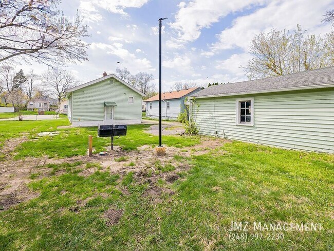 Building Photo - 245 S Edith St