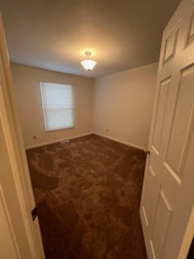 Building Photo - 487 Sparrow Way