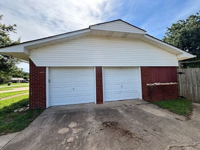 Building Photo - (3) Bed/(2) Bath with Storm Shelter and Mo...