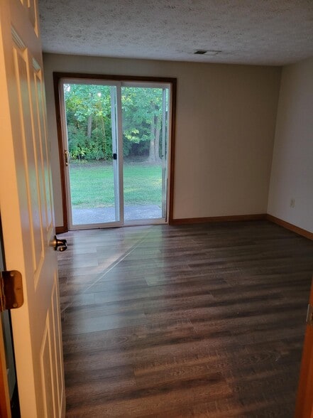 Building Photo - 701 Village Dr