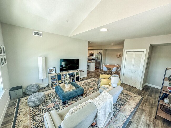 Building Photo - Beautiful "Like New" Large 2Bd 2Ba condo W/ amazing views of the flatirons!