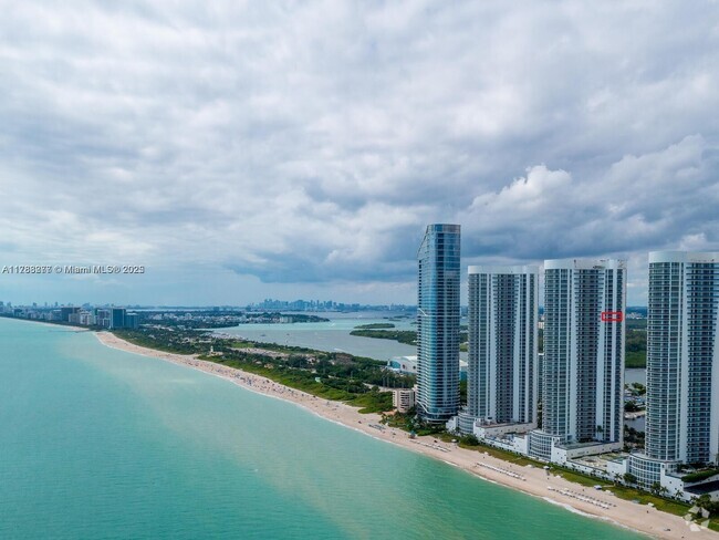 Building Photo - 15901 Collins Ave