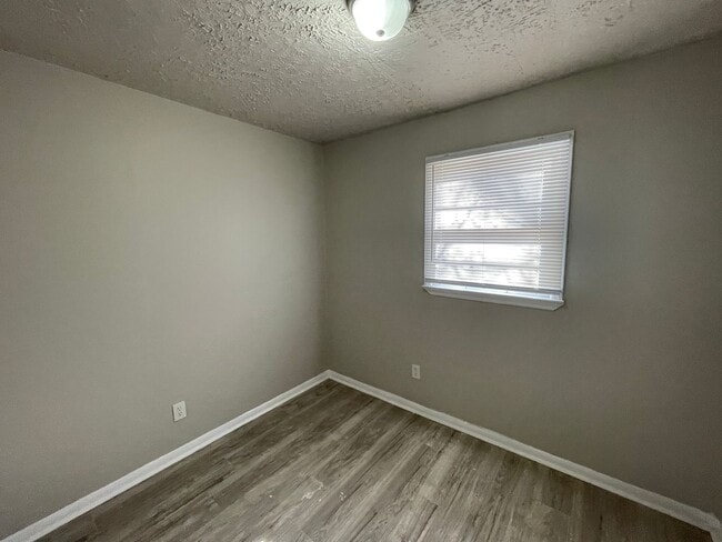 Building Photo - 705 Live Oak St