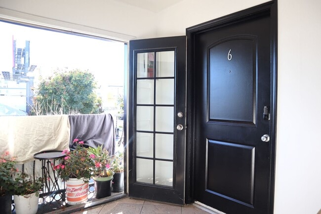 Building Photo - 2bed2bath Apartment in Heart of Pico Robertson!